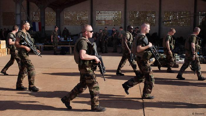 Französische Soldaten passieren einen Hangar der malischen Luftwaffenbasis in Bamako (Foto: Reuters)