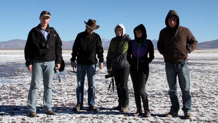 Un grupo de estudiantes de la TU Freiberg y U. de Atacama en una salida a terreno en el Salar de Maricunga, norte de Chile.