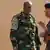 Un officier français s'entretient avec un militaire malien, à Bamako, le 15 janvier 2013