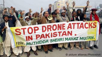 Pakistaner protestieren mit einem Banner gegen Drohnenangriffe der USA - Foto: Photoshot (picture alliance)