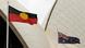Bendera Aborigin (ki.) berkibar bersebelahan dengan bendera resmi Australia (ka.) di gedung Opera House, Sydney. Bendera Aborigin (ki.) berkibar bersebelahan dengan bendera resmi Australia (ka.) di gedung Opera House, Sydney.