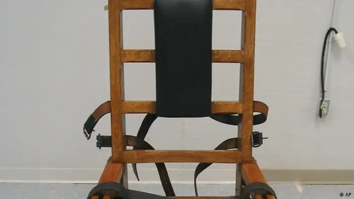 FILE - This Sept. 23, 2009 file photo shows the electric chair at the Greensville Correctional Center in Jarratt, Va. Robert Gleason Jr. is scheduled to die at 9 p.m. Wednesday, Jan. 16, 2013, at Greensville Correctional Center in Jarratt. Condemned Virginia inmates can choose between lethal injection and electrocution, and Gleason is the first inmate to choose electrocution since 2010. (Foto:Virginia Department of Corrections/AP/dapd)