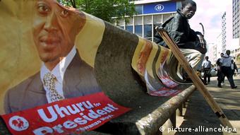 Election posters for Kenyatta line a wall in Kenya (c) picture-alliance/dpa