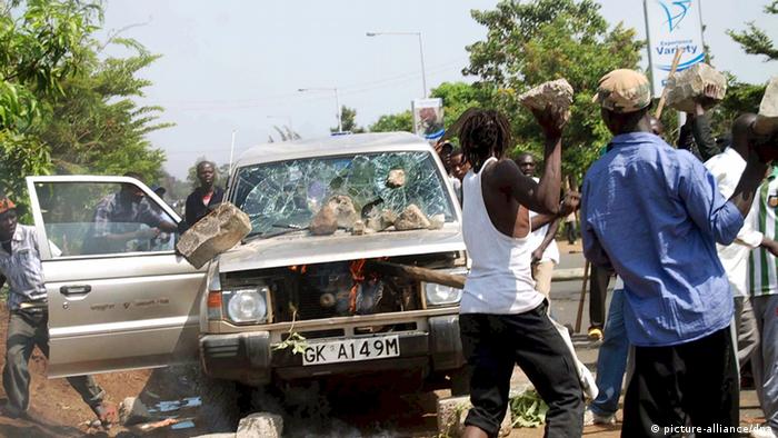 Demonstraten werfen Steine und verbrennen Regierungsfahrzeuge in Kisumu, im Januar 2008 Foto: STR (EPA)