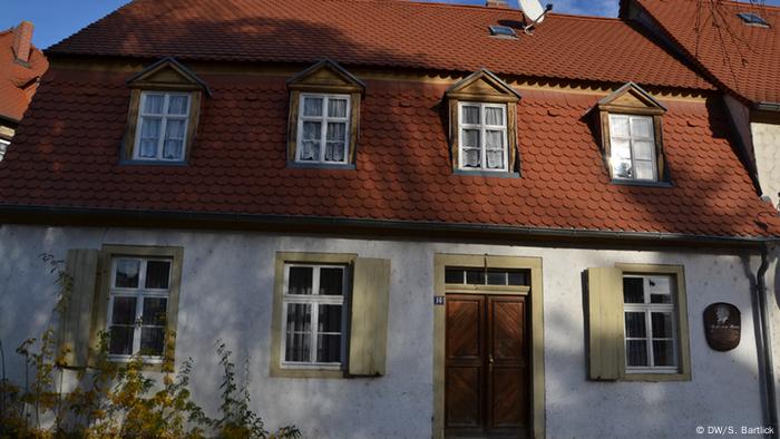 Das in Bad Lauchstädt gelegene Wohnhaus der Schauspielerin Minna Planer. Sie wurde die erste Ehefrau Richard Wagners, der hier im Sommer 1834 bei ihr wohnte. Daran erinnert eine Tafel an der Fassade des Hauses, November 2012; Copyright: DW/S. Bartlick