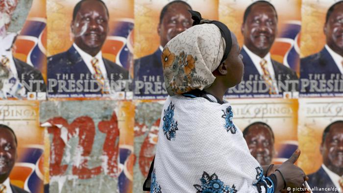 Eine Frau vor einer Wand mit Wahlkampfplakaten in Nairobi, Kenia. (c) dpa - Report+++ pixel