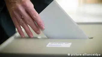 Ein Mann wirft am 20.01.2013 in Edemissen (Niedersachsen) seinen Stimmzettel für die Landtagswahl 2013 in Niedersachsen in eine Wahlurne. Foto: Michael Kappeler/dpa