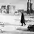 1942: Zivilisten irren durch das zerstörte Stalingrad (Foto: Getty Images)
