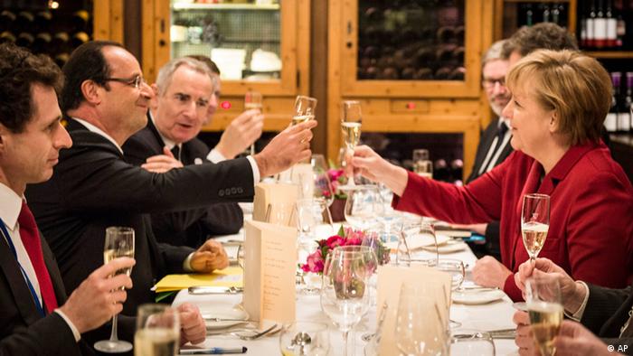 Toasting champagne with Francois Hollande, Copyright: Bundesregierung, Jesco Denzel/AP/dapd