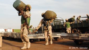 Nigerianische Soldaten bereiten sich auf ihren Einsatz im Norden Malis vor (Foto:DW/Katrin Gänsler)