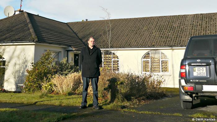 Andrew Bradshaw vor seinem Haus in Mullingar (Foto: DW/Hartlep)