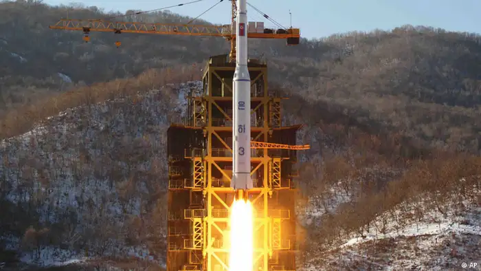 FILE - In this Dec. 12, 2012 file photo released by Korean Central News Agency, North Korea's Unha-3 rocket lifts off from the Sohae launch pad in Tongchang-ri, North Korea.North Korea vowed Monday, Jan. 14, 2013, to strengthen its defenses amid concerns the country may conduct a nuclear test as a follow-up to last month's long-range rocket launch. Citing U.S. hostility, Pyongyang's Foreign Ministry said in a memorandum that North Korea will “continue to strengthen its deterrence against all forms of war.” (Foto:KCNA, File/AP/dapd)