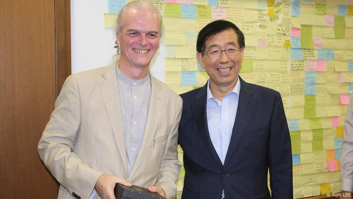 Mycle Schneider mit Won-Soon, Bürgermeister von Seoul Foto: Yujin Lee
