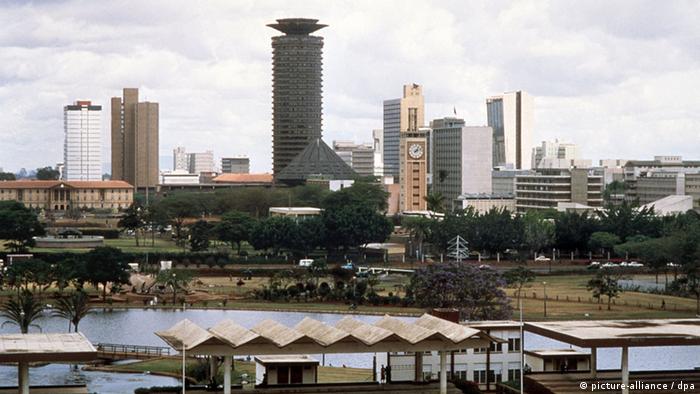 Der Turm des Jomo Kenyatta Zentrums (Mitte) und der kleinere Uhrenturm des kenianischen Parlaments (rechts daneben) in der kenianischen Hauptstadt Nairobi. (Foto: picture-alliance/dpa)