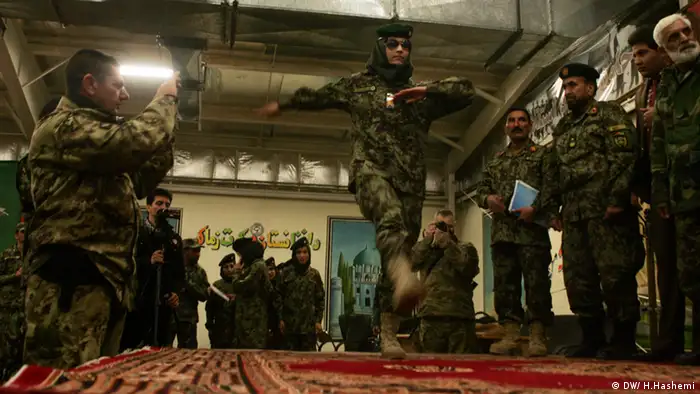 Afghanistan Offizierinnen machen Ausbilding in Herat