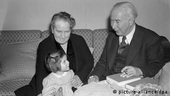 Theodor Heuss mit Ehefrau und Enkelin