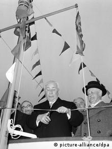 Bundespräsident Theodor Heuss (M) schneidet am 31.03.1958 auf der Kommandobrücke des Schiffes Berta Epple das Band zur Einweihung des Stuttgarter Hafens durch. (Foto: dpa)