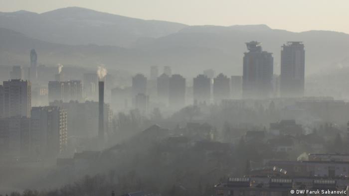 Die Skyline von Sarajevo verschwindet im Smog.