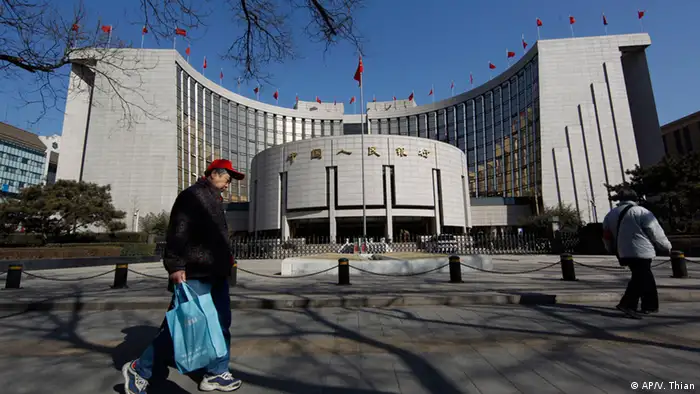 In this picture taken on March 12, 2012 a Chinese man walks in front of China's Central bank in Beijing, China. Premier Wen Jiabao, China's top economic official, said Tuesday, April 3, 2012, its state-owned banks are monopolies that must be broken up, acknowledging mounting economic and political pressure to reform an industry whose vast profits are fueling public anger. (Foto: Vincent Thian/AP/dapd)