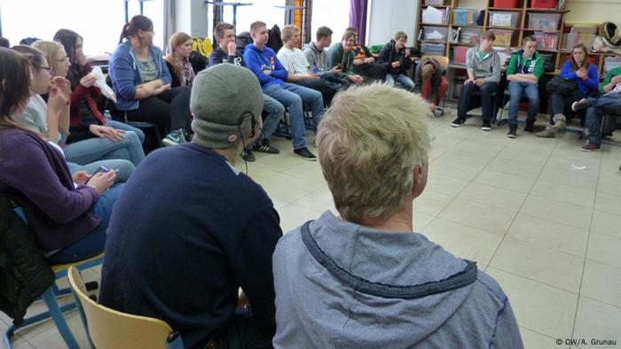 Das Bild zeigt Neonazi-Aussteiger Sascha (Name geändert) am Präventionstag gegen Rechtsextremismus beim Gespräch mit der Klasse 10d an der Gesamtschule Schwerte (Foto: DW)
