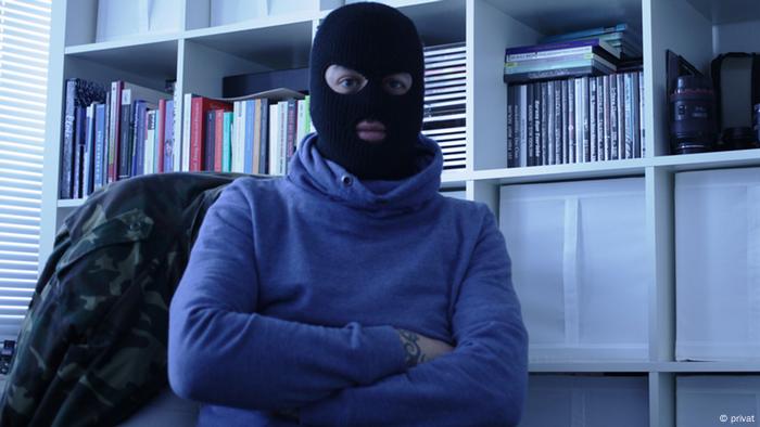 Neonazi-Aussteiger Sascha (Name geändert) mit einer Sturmhaube (Foto: DW)