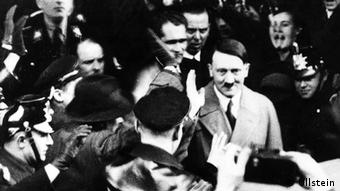 Nach seiner Ernennung zum Reichskanzler verlässt Adolf Hitler das Hotel Kaiserhof in Berlin, um sich zur ersten Kabinettssitzunmg zu begeben. Links hinter ihm: Rudolf Hess.30.01.1933
