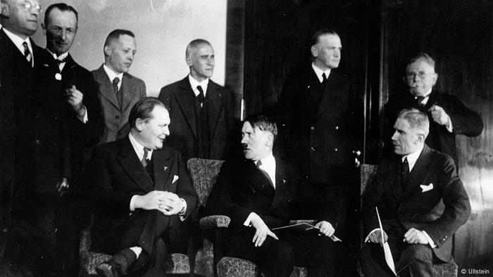 Schwerin von Krosigk (terceiro de pé da esq. para dir.) e outros ministros no início do governo nazista