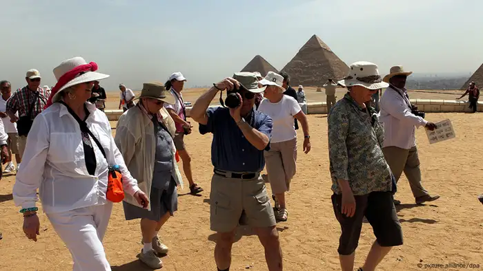  Ägypten Deutschland Tourismus Touristen vor den Pyramiden