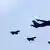 Simulation einer Luftbetankung von zwei Tornado-Jets , links und rechts flankiert von Eurofightern (Foto: picture-alliance/A. Franke)