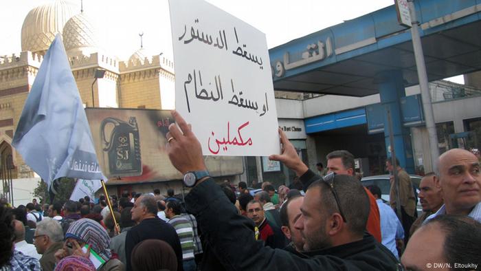 Ägypten: zwei Jahre nach der Revolution; zweiter Jahrestag begleitet von Demonstrationen. photo no.1 photo title: down with the constitution photo description: down with the constitution, down with the regime photo place: Cairo, Egypt photo date: 25 -1-2013 Zugeliefert am 25.1.2013 durch Abdo Jamil Al-Mikhlafy. Copyright: DW/Nael Eltoukhy