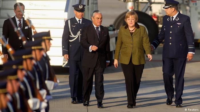 Angela Merkel fue recibida con honores militares en el aeropuerto de Santiago Chile.