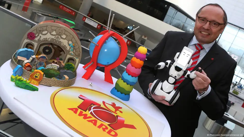 28 November 2023, Bavaria, Nuremberg: Five-year-old Franziska plays with  the Flower Market from Smoby Toys at the annual press conference of the  German Toy Retail Association (BVS) and the German Toy Industry