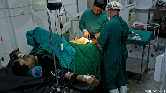 Doctors operate on a wounded rebel fighter at a secret hospital in Atmeh, with up to 18 operations per day. Atmeh, Syria *** Deutsche Welle, Andreas Stahl, 13.01.2013, 20:47:38