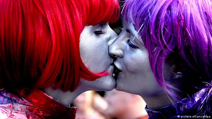 Swedish Lesbians kiss at the 'Pride parade' through the city of Stockholm, Sweden, Saturday 31 July 2004. The annual 'Pride parade' is the main event during the one week lasting Stockholm Pride festival in the Swedish capital. Every year the festival attracts thousands of gay, bi- and transsexual people from all over Sweden. The festival started in 1998. Foto: Sara Winsnes