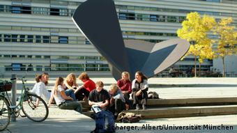 Studierende an der Skulptur von Fritz Koenig im Innenhof Campus TUM Fotostelle Fotograf: Scharger, Albert