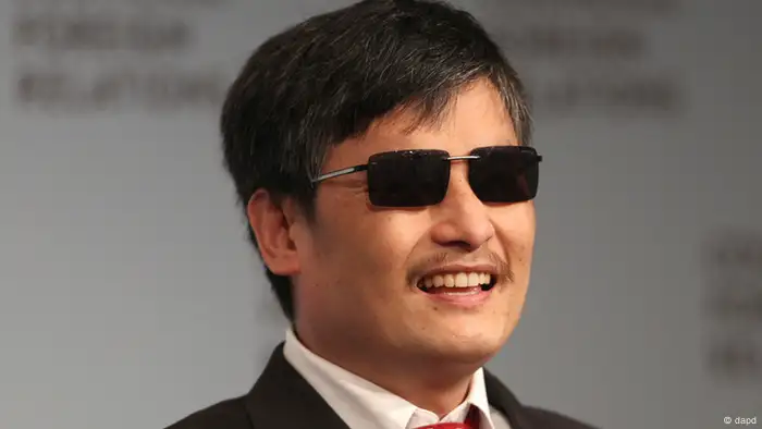 FILE - In this Thursday, May 31, 2012 file photo, blind Chinese activist Chen Guangcheng speaks at the Council on Foreign Relations in New York. Nine months after he escaped the purgatory of house arrest in China for the more sedate life of a New York University law student, Guangcheng is receiving a human rights award in Washington on Tuesday, Jan. 29, 2013. (Foto:Seth Wenig, File/AP/dapd)