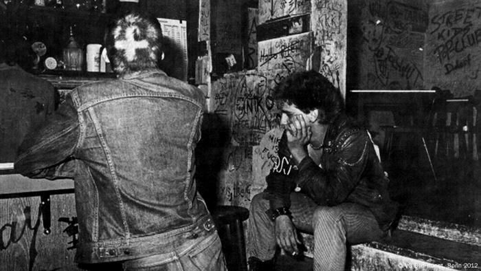 Rückenansicht Wolfgang Müller, im Chaos 1980 (aus: Blickpunkt. Das Jugend-Journal mit Durchblick, 13. November 1980), Foto: Elfi Fröhlich; © VG Bild-Kunst, Bonn 2012***Pressebild nur für die aktuelle, themengebundene Berichterstattung***via anna ilin