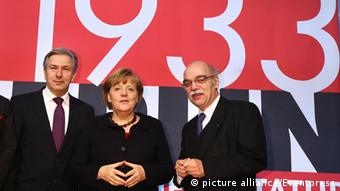Merkel, en el centro, Klaus Wowereit, alcalde mayor de Berlín (izqda.), y Andreas Nachama, director de la exposici