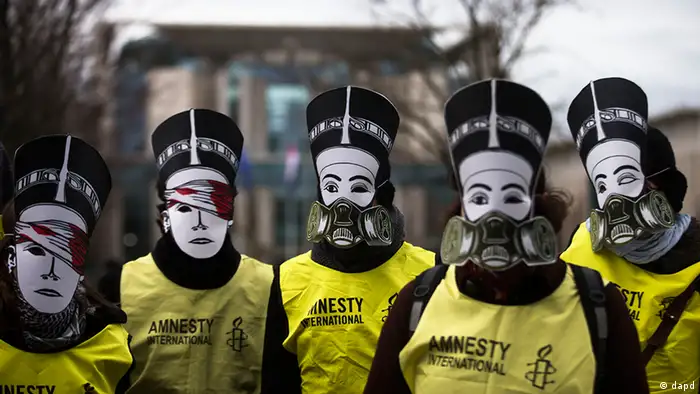 Activists of the human rights organization Amnesty International with Nefertiti masks protest in front of the chancellery against the visit of Egyptian President Mohammed Morsi prior to a meeting of him with German Chancellor Angela Merkel in Berlin, Germany, Wednesday, Jan. 30, 2013. (Foto:Markus Schreiber/AP/dapd)