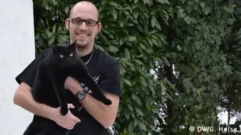 Ben Bruhns, en la foto con su gato Jerry, puede llevar hoy una vida casi totalmente normal.