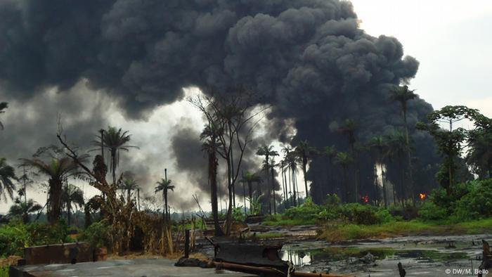 Umweltschäden durch Ölförderung (Shell) im Nigerdelta (Foto: DW/Muhammad Bello)