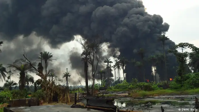 Umweltschäden durch Ölförderung (Shell) im Nigerdelta. Foto: DW/Muhammad Bello, Haussa Korrespondent from Niger Delta( Nigeria), 15.11.2011