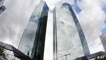 The headquarter of Deutsche Bank is photographed in Frankfurt, Germany, Tuesday, July 31, 2012, as the Bank announces to cut 1,900 jobs. (Foto:Michael Probst/AP/dapd)
