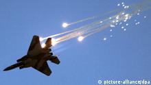 (FILE) A file photograph dated 28 June 2007 showing an Israel F-15 jet fighter firing flares in order to provide alternate targets for heat-seeking ground-to-air missiles, during an exercise over an air force base in southern Israel. The Syrian Army said that Israeli aircraft struck centres for scientific research Wednesday, January 30, 2013 north-west of Damascus, near the Lebanese border, killing two people and wounding five. EPA/JIM HOLLANDER +++(c) dpa - Bildfunk+++