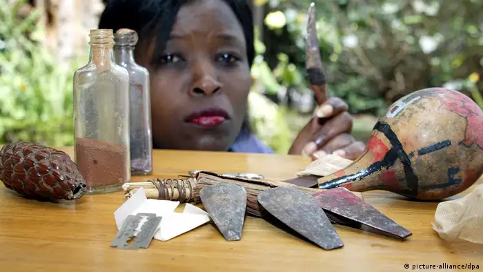 Afrika Beschneidung Genitalien Mädchen Instrumente