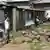 Die kleine Geschäfte in Ndefo sind nun hinter den Ruinen von den Bränden 2008 in Blechhütten untergebracht. 1500 Häuser sind in Ndefo bei den Nachwahlunruhen 2007/2008 in Kenia abgebrannt. Copyright: DW/Maja Braun 27.11.2012
