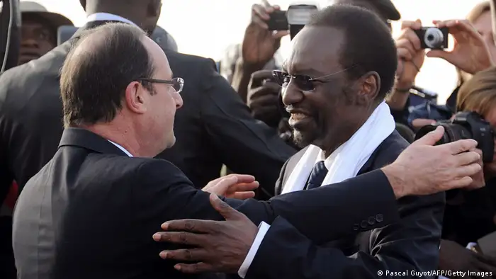 Francois Hollande en visite au Mali en février 2013 - avec le président Dioncounda Traoré