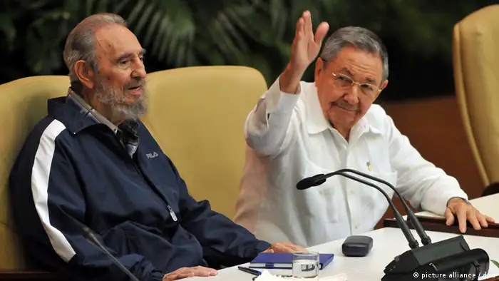 ARCHIV - Der kubanische Präsident Raul Castro (r) und sein Bruder Fidel Castro beim 6. Parteikongress in Havanna am 19.04.2011. Foto: EPA/ALEJANDRO ERNESTO +++(c) dpa - Bildfunk+++