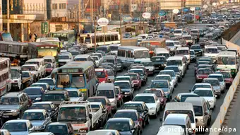 PKW's und Busse stauen sich am 4.2.2004 auf einer mehrspurigen Straße in der chinesischen Hauptstadt Peking. Derzeit gibt es rund zwei Millionen Autos in Peking, doppelt soviele als vor sechs Jahren.