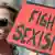 Ein Frau demonstriert gegen Sexismus - auf ihrem Plakat steht "Fight sexism" (Foto: dpa)